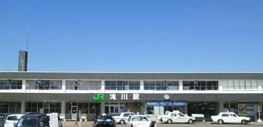 近くの滝川駅まで450m（徒歩6分）