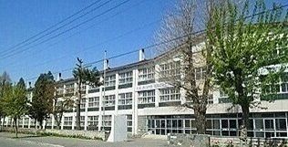 近くの滝川市立滝川第三小学校まで650m（徒歩9分）