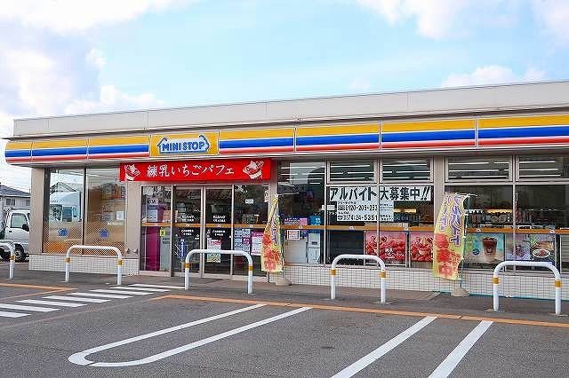 近くのミニストップまで650m（徒歩9分）