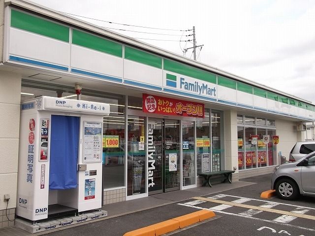 近くのファミリーマート鳥取商栄町店まで700m(徒歩9分)