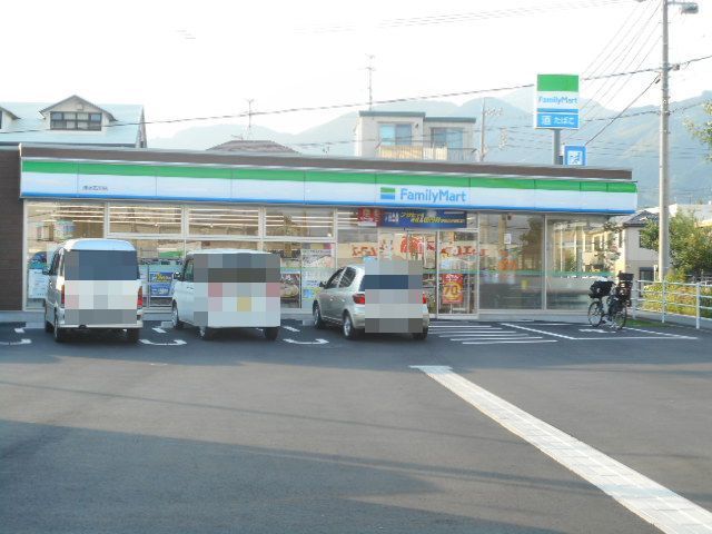 近くのファミリーマート清水石川店まで280m（徒歩4分）