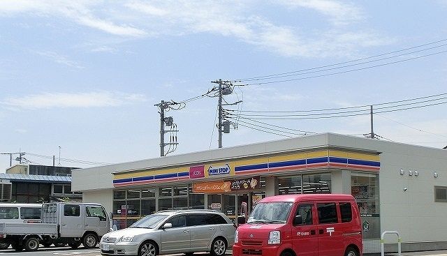 近くのミニストップ三郷幸房店まで600m(徒歩8分)