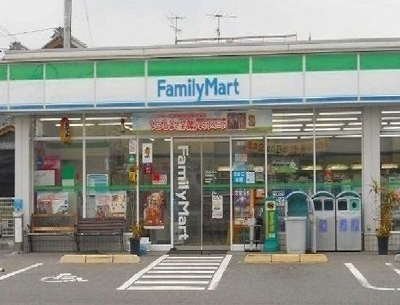 近くのファミリーマートまで400m(徒歩5分)