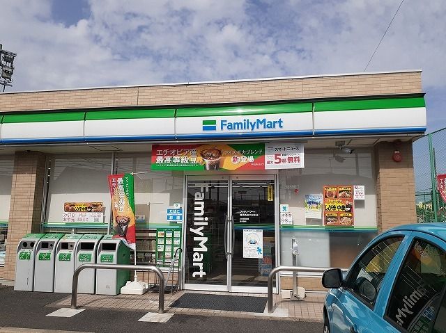 近くのファミリーマートまで650m（徒歩9分）