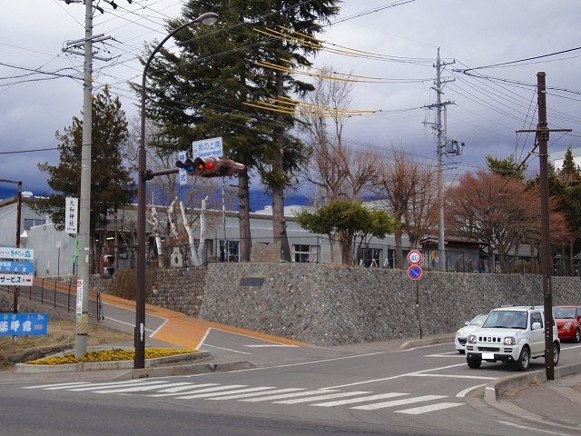 近くの坂の上小学校まで300m（徒歩4分）