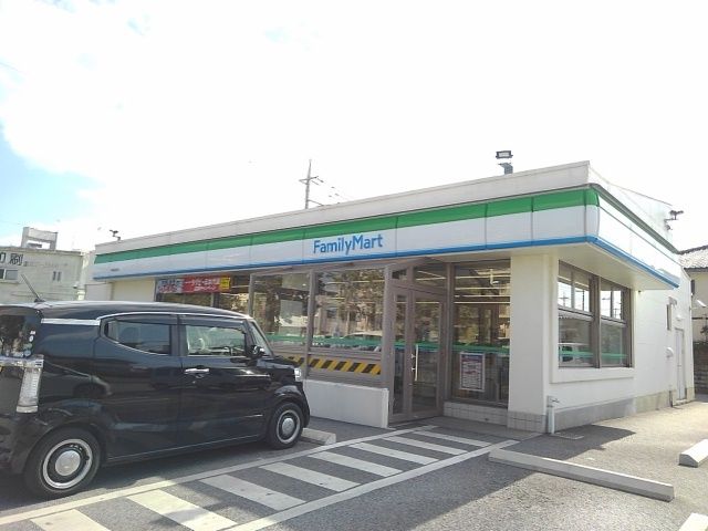 近くのファミマ沖縄泡瀬店まで210m（徒歩3分）