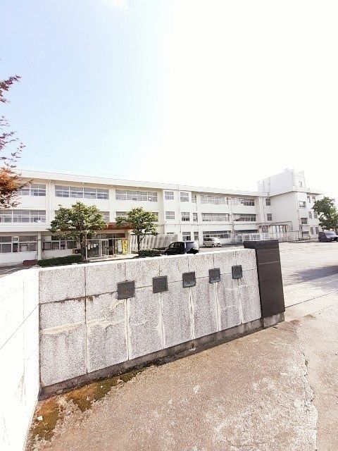 近くの伊勢崎市立赤堀小学校まで1,100m（徒歩14分）