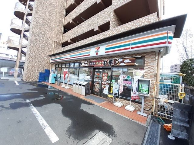 近くのセブンイレブン河原町店まで200m（徒歩3分）
