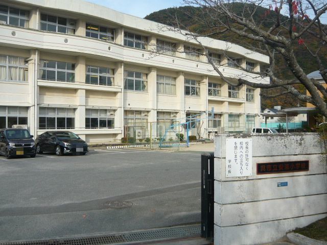 近くの安浦小学校まで600m（徒歩8分）
