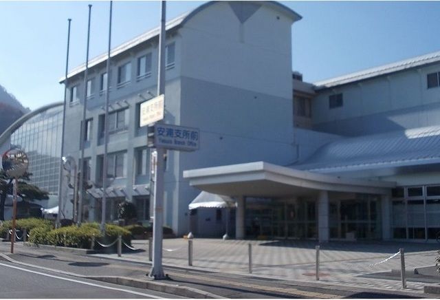 近くの安浦支所まで1,600m（徒歩20分）