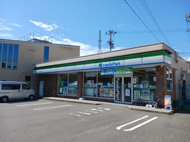 近くのファミリマート松山北久米店様まで450m（徒歩6分）