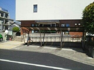 近くの松山市役所久米支所様まで800m（徒歩10分）