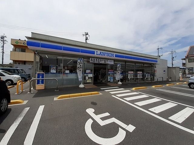 近くのコンビニまで700m（徒歩9分）