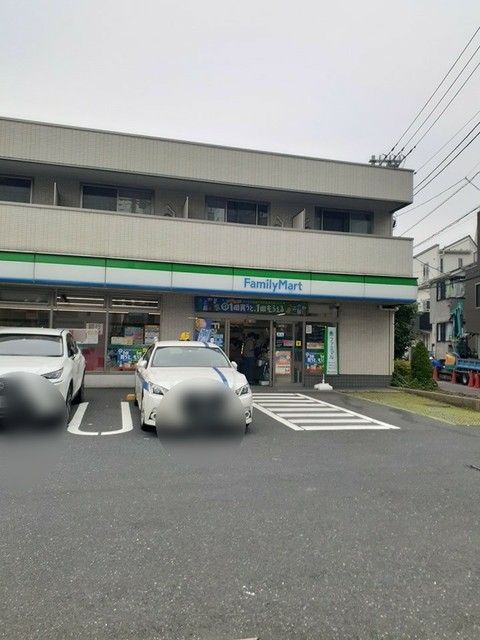 近くのファミリーマートまで263m（徒歩4分）