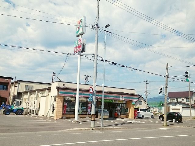 近くのセブンイレブン名寄大橋店まで500m（徒歩7分）