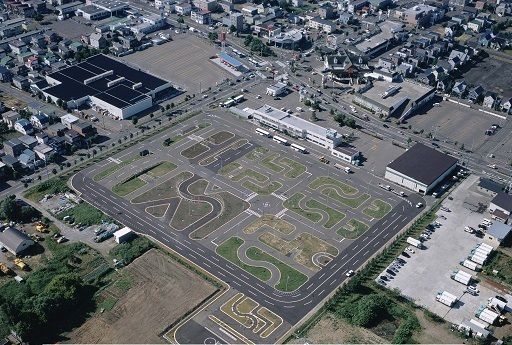 近くの中央バス自動車学校まで600m（徒歩8分）