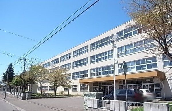 近くの新琴似北中学校まで1,400m（徒歩18分）