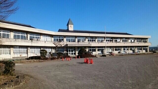 近くの石川小学校まで1,100m（徒歩14分）