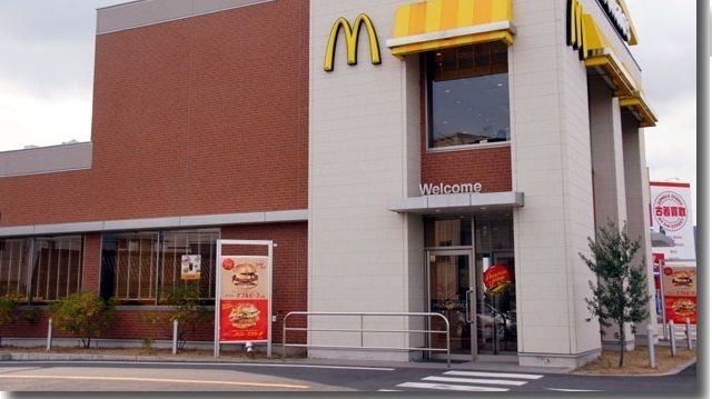 近くの飲食店まで1,800m（徒歩23分）