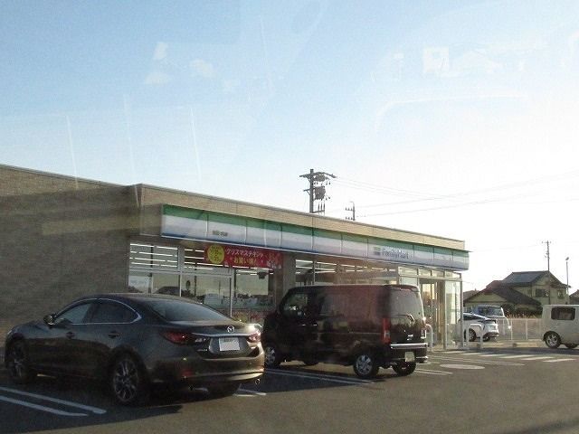 近くのファミリーマートまで300m（徒歩4分）