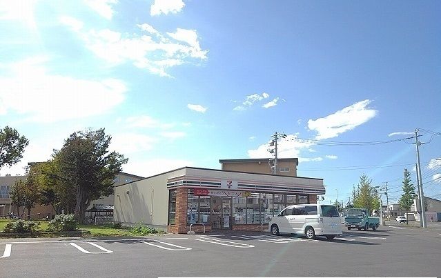 近くのセブンイレブン岩見沢北本町西まで420m（徒歩6分）