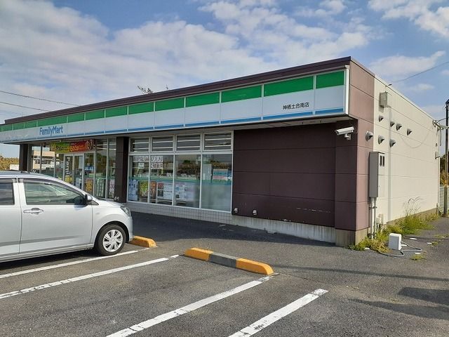 近くのファミリーマートまで1,300m（徒歩17分）