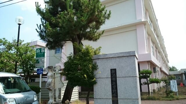 近くの新潟市立曽野木小学校まで700m(徒歩9分)