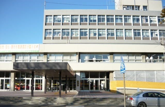 近くの市役所まで700m（徒歩9分）