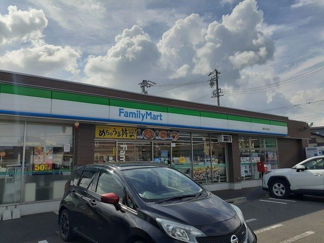 近くのファミリーマート春日井大留店まで104m（徒歩2分）