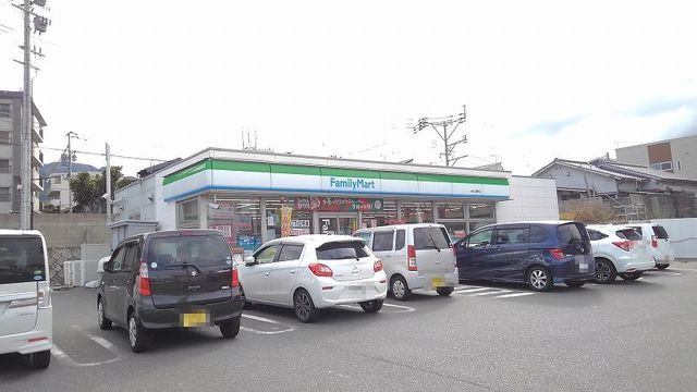 近くのファミリーマート小倉上富野店まで1,700m（徒歩22分）