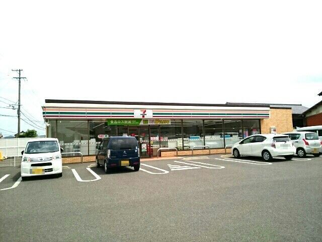 近くのコンビニまで270m（徒歩4分）
