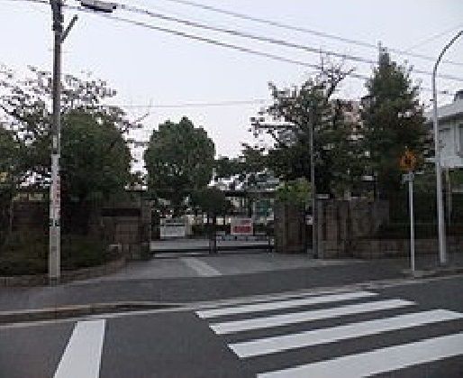 近くの神埼小学校まで750m(徒歩10分)