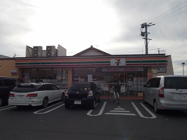 近くのセブンイレブンまで240m（徒歩3分）