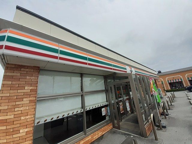 近くのコンビニまで366m（徒歩5分）