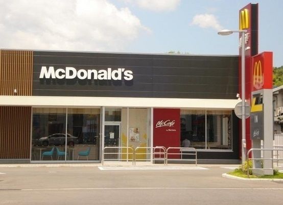 近くのマクドナルド東尾道店まで700m（徒歩9分）