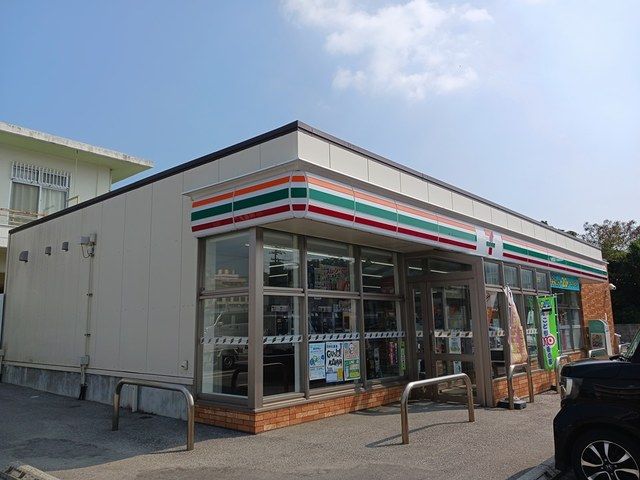 近くのセブンうるま勝連平安名店まで430m（徒歩6分）
