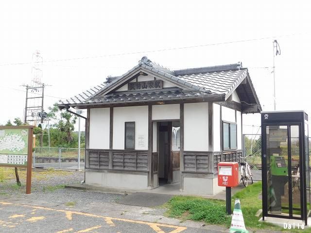 近くの筑豊本線筑前山家駅まで1,000m（徒歩13分）