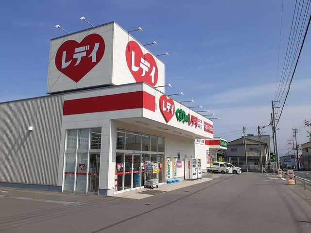 近くのドラッグストアまで833m（徒歩11分）