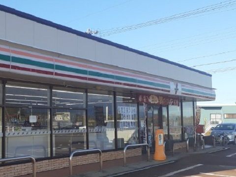 近くのセブンイレブン魚津持光寺店まで1,000m（徒歩13分）