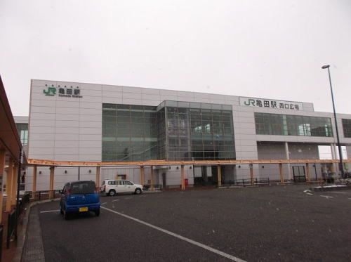 近くの亀田駅まで1,100m（徒歩14分）