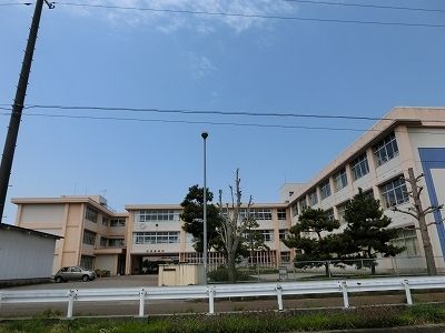 近くの横越小学校まで700m(徒歩9分)
