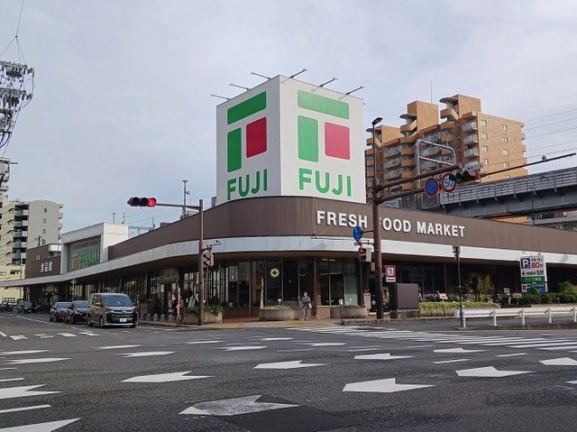 近くのスーパー フジまで500m(徒歩7分)