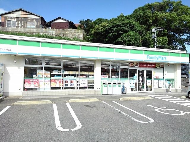 近くのファミリーマートまで800m（徒歩10分）