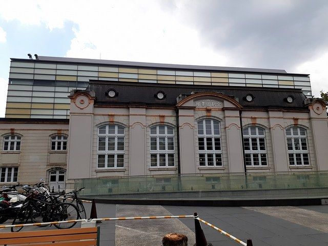 近くの京都府立図書館まで571m（徒歩8分）