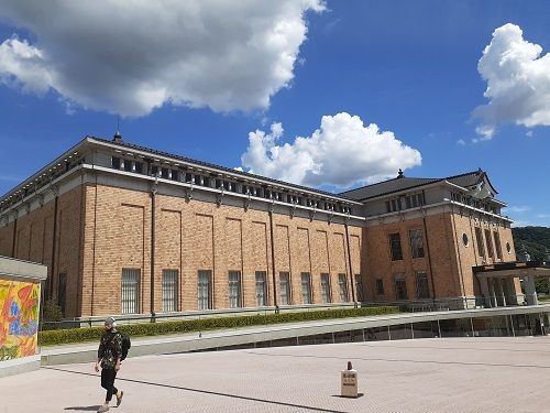 近くの京都市京セラ美術館まで630m（徒歩8分）