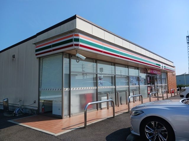 近くのセブンイレブンさんまで260m(徒歩4分)