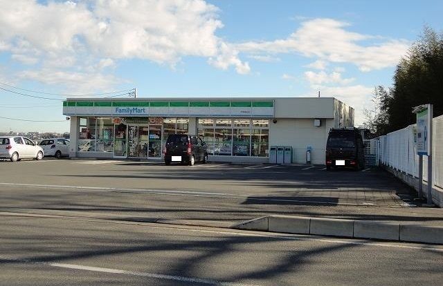 近くのファミリーマートまで500m（徒歩7分）