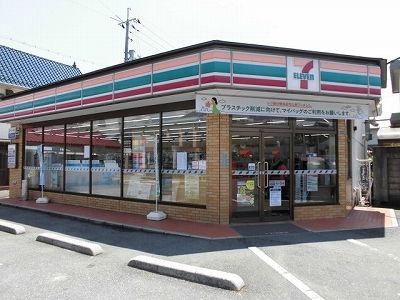 近くのセブンイレブン本町店まで200m（徒歩3分）