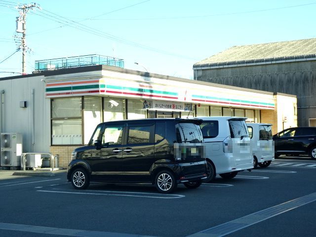 近くのコンビニまで230m（徒歩3分）