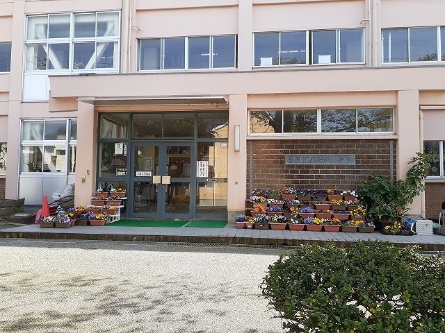 近くの鳥取市立湖山小学校まで1,100m（徒歩14分）